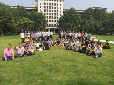 86级年级合影（杭州，浙江大学西溪校区大草坪，2016）.jpg