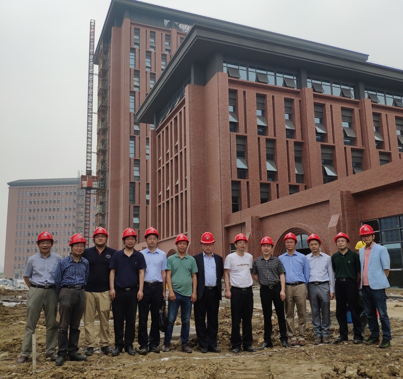 参观新化学楼工地.jpg